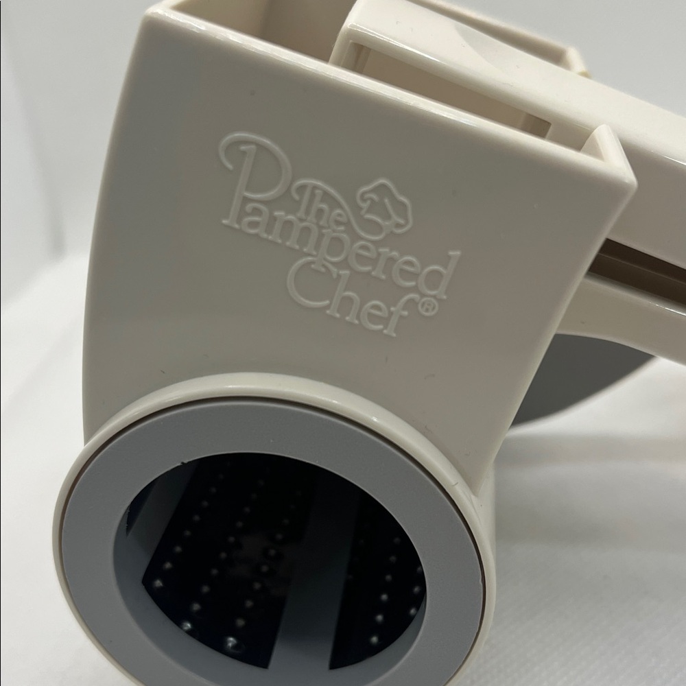 Pampered Chef Deluxe Cheese Grater - Picture 3 of 4